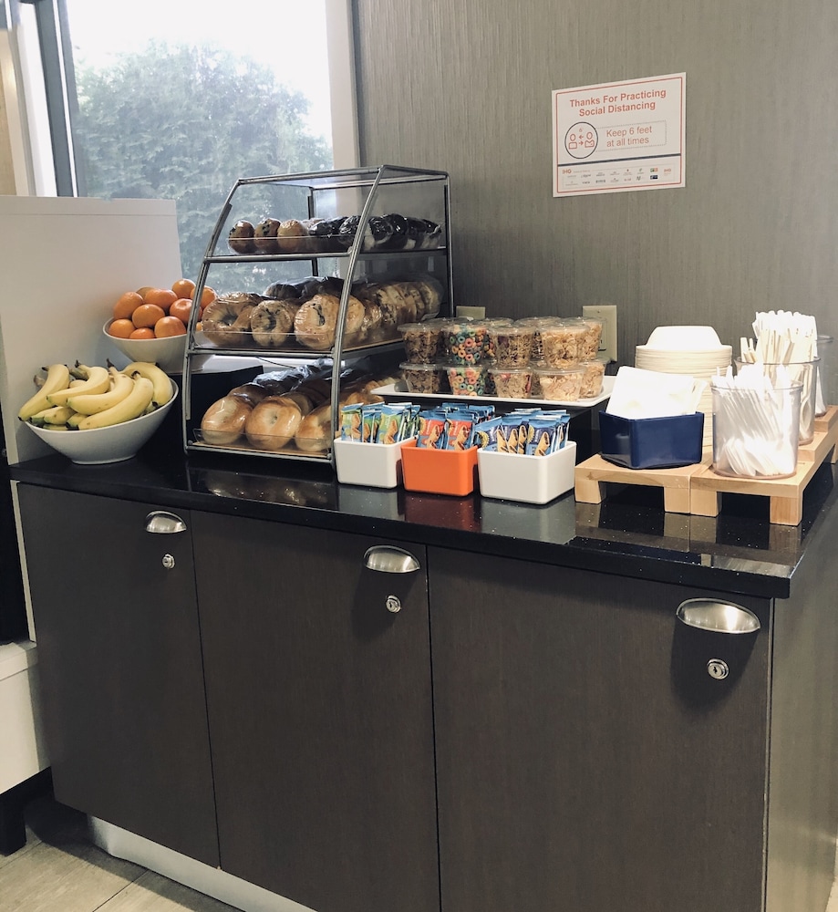 Holiday Inn Express Fargo-West Acres by IHG