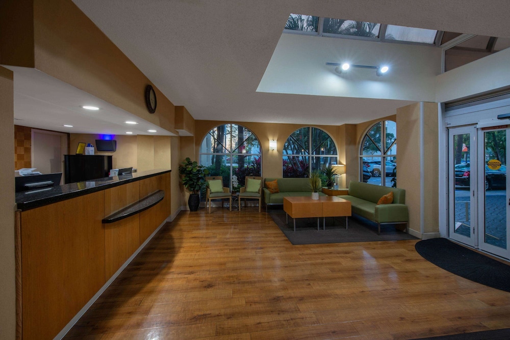 La Quinta Inn & Suites by Wyndham Deerfield Beach I-95