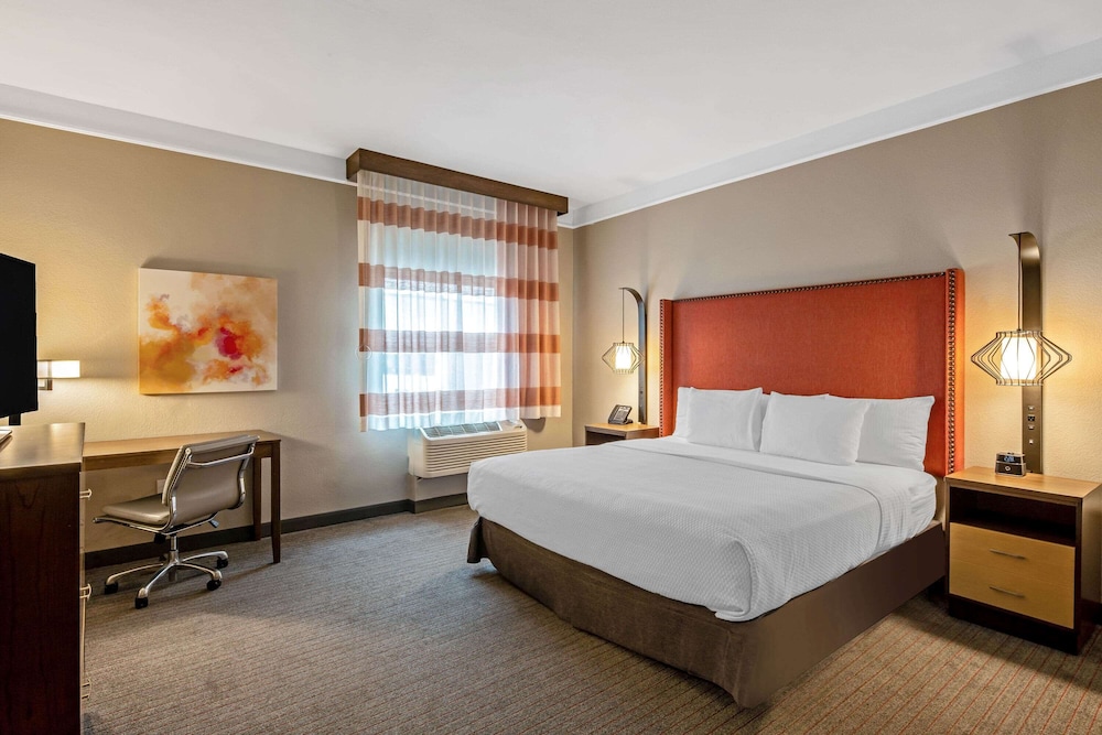 La Quinta Inn & Suites by Wyndham San Francisco Airport N