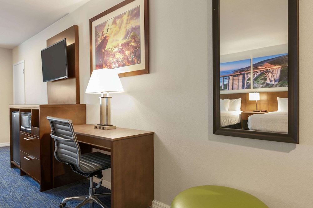 Days Inn & Suites by Wyndham Anaheim At Disneyland Park