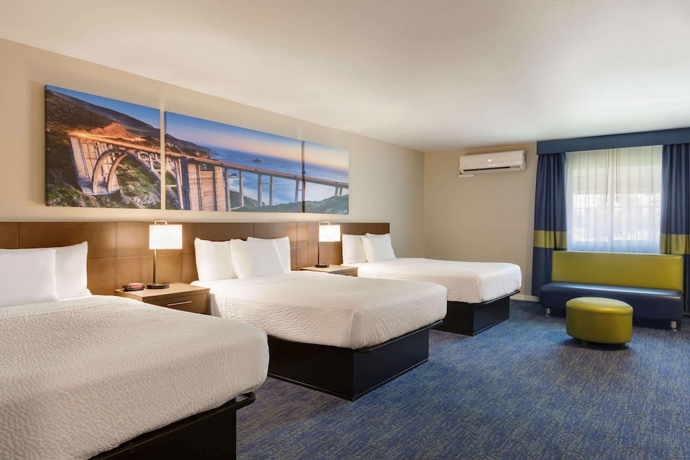 Days Inn & Suites by Wyndham Anaheim At Disneyland Park