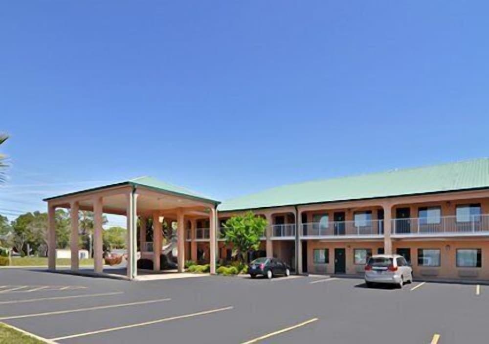 Econo Lodge Inn & Suites