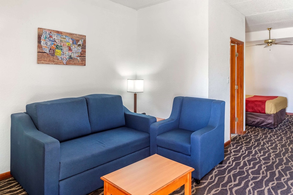 Econo Lodge Inn & Suites