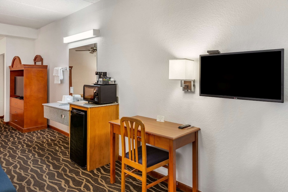 Econo Lodge Inn & Suites