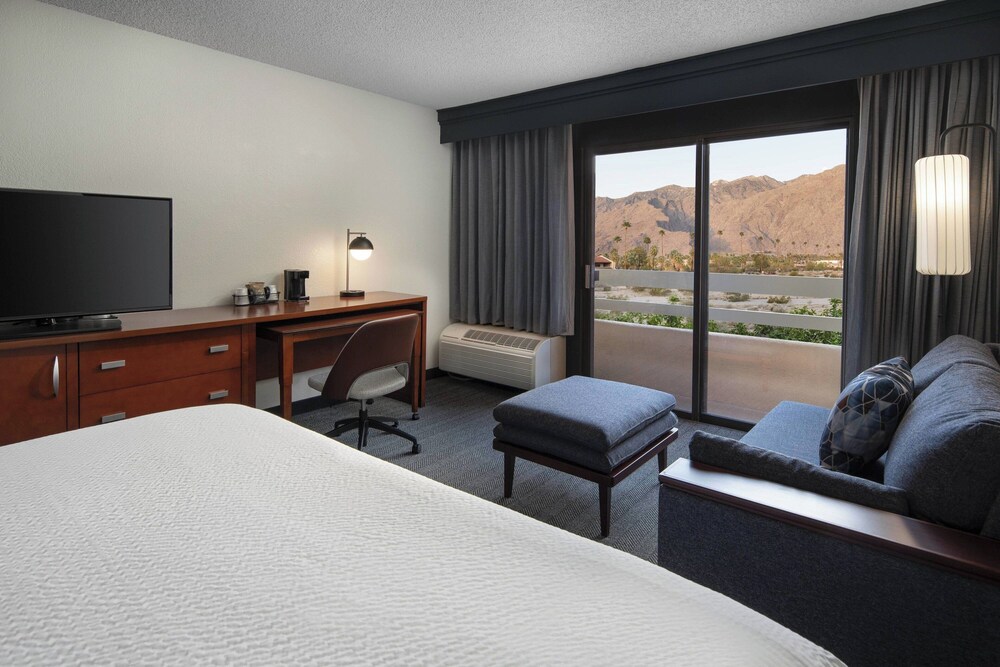 Courtyard By Marriott Palm Springs