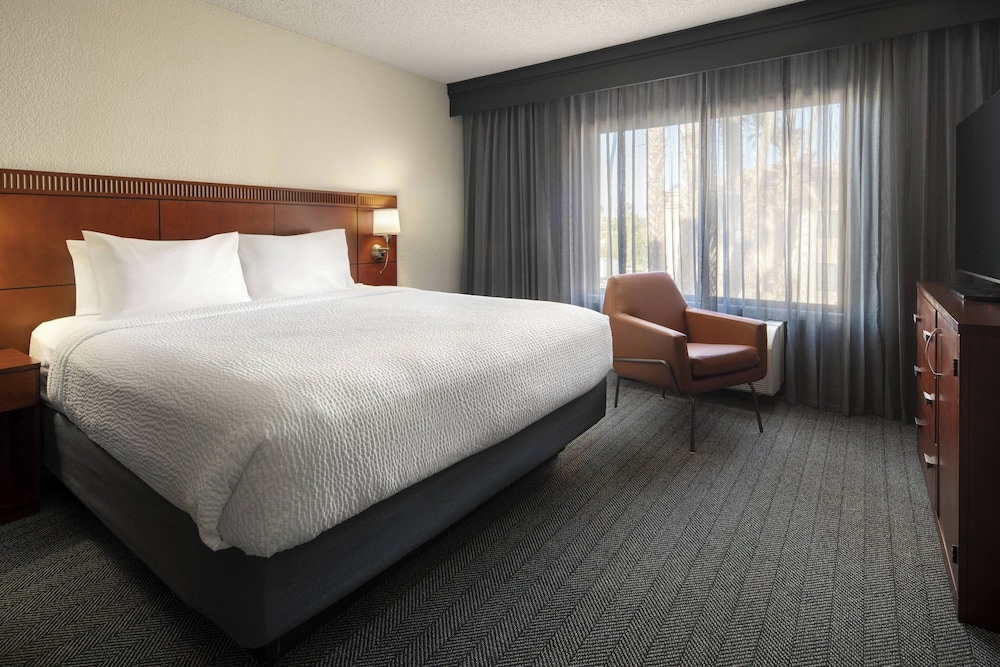 Courtyard By Marriott Palm Springs