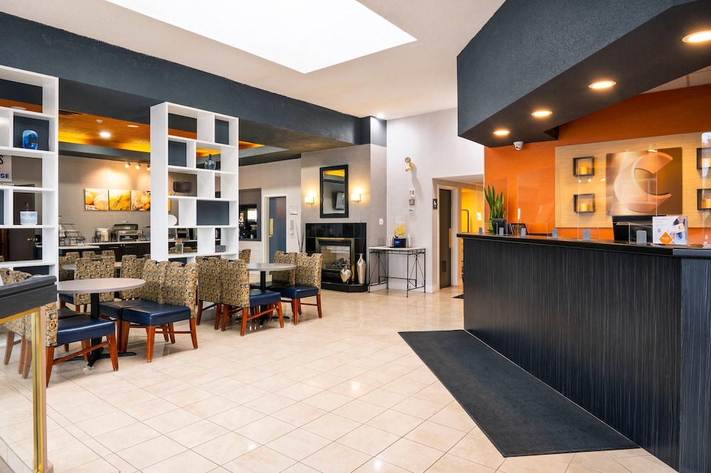 Comfort Hotel & Suites photo 2