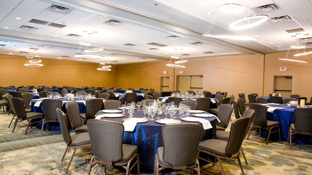 Holiday Inn & Suites Phoenix Airport North by IHG