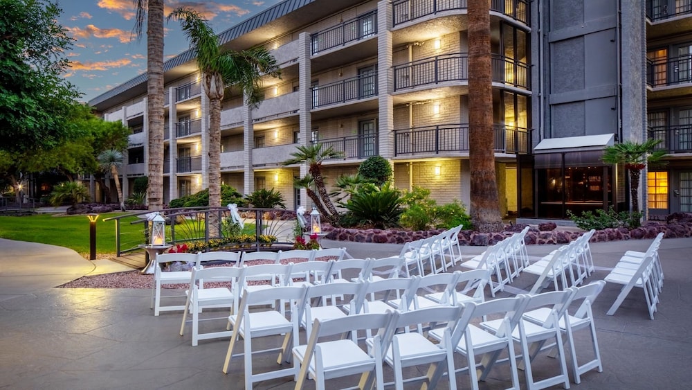 Holiday Inn & Suites Phoenix Airport North by IHG