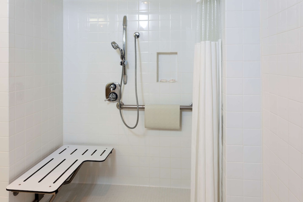 Ramada Plaza by Wyndham West Hollywood Hotel & Suites photo 4