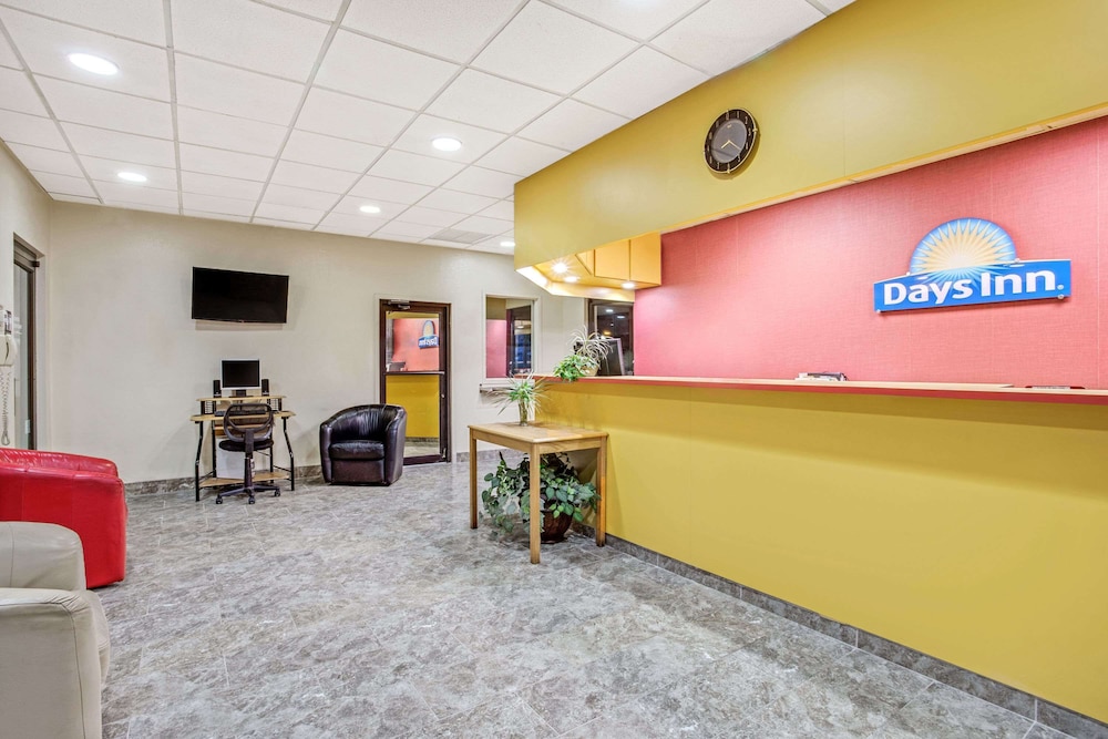 Days Inn by Wyndham Bradenton - Near the Gulf