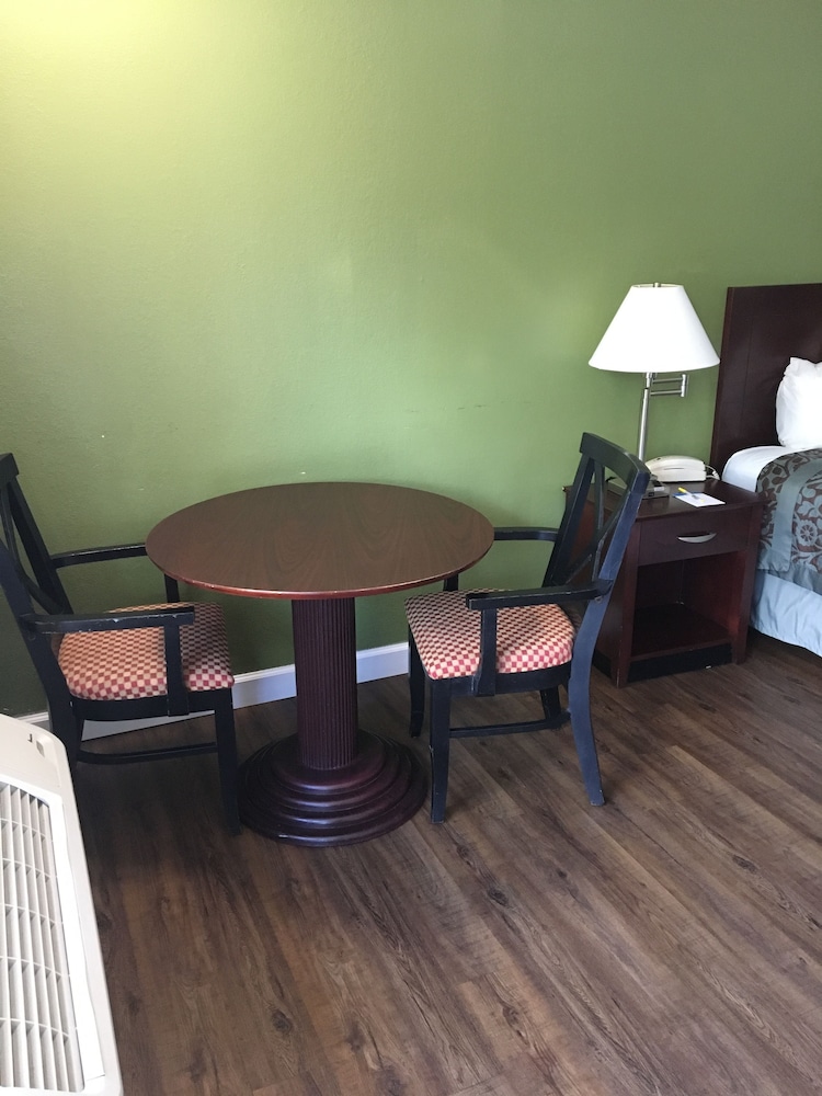 Days Inn by Wyndham Bradenton - Near the Gulf