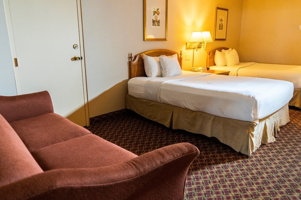 Ramada Hotel & Convention Center by Wyndham Topeka Downtown