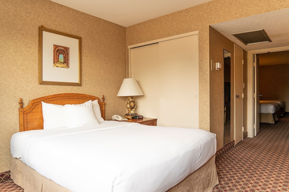 Ramada Hotel & Convention Center by Wyndham Topeka Downtown