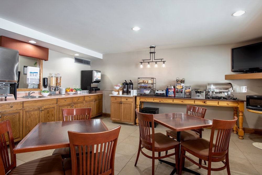 Travelodge Suites by Wyndham Regina / Eastgate Bay