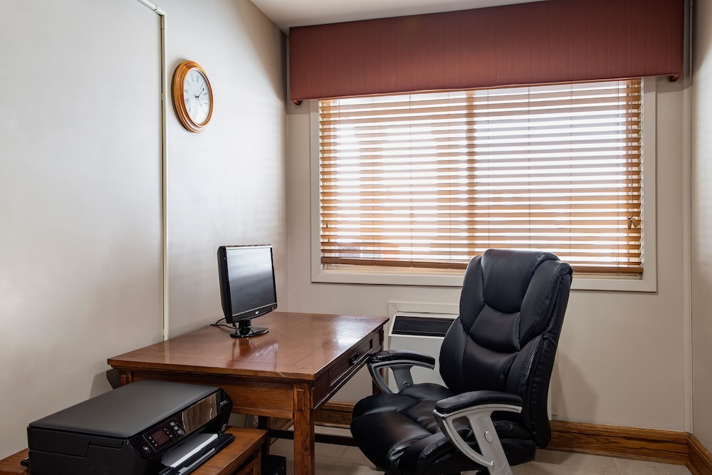 Travelodge Suites by Wyndham Regina / Eastgate Bay