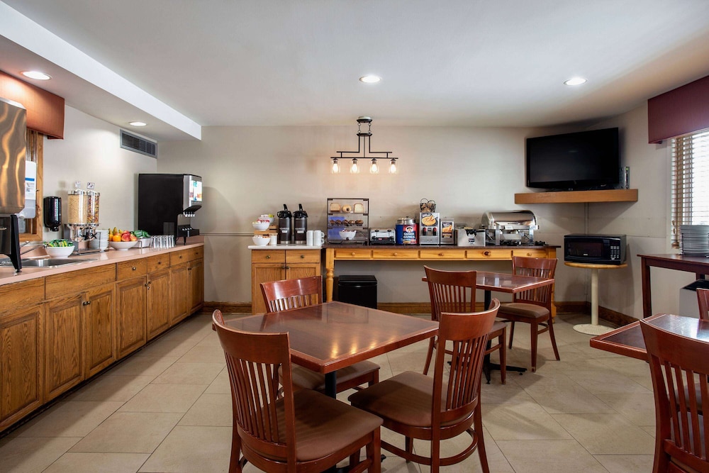 Travelodge Suites by Wyndham Regina / Eastgate Bay