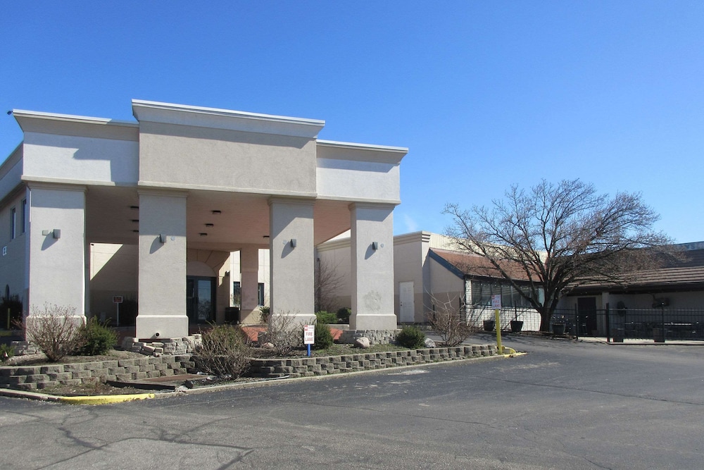 Quality Inn & Suites Cincinnati Uptown Norwood