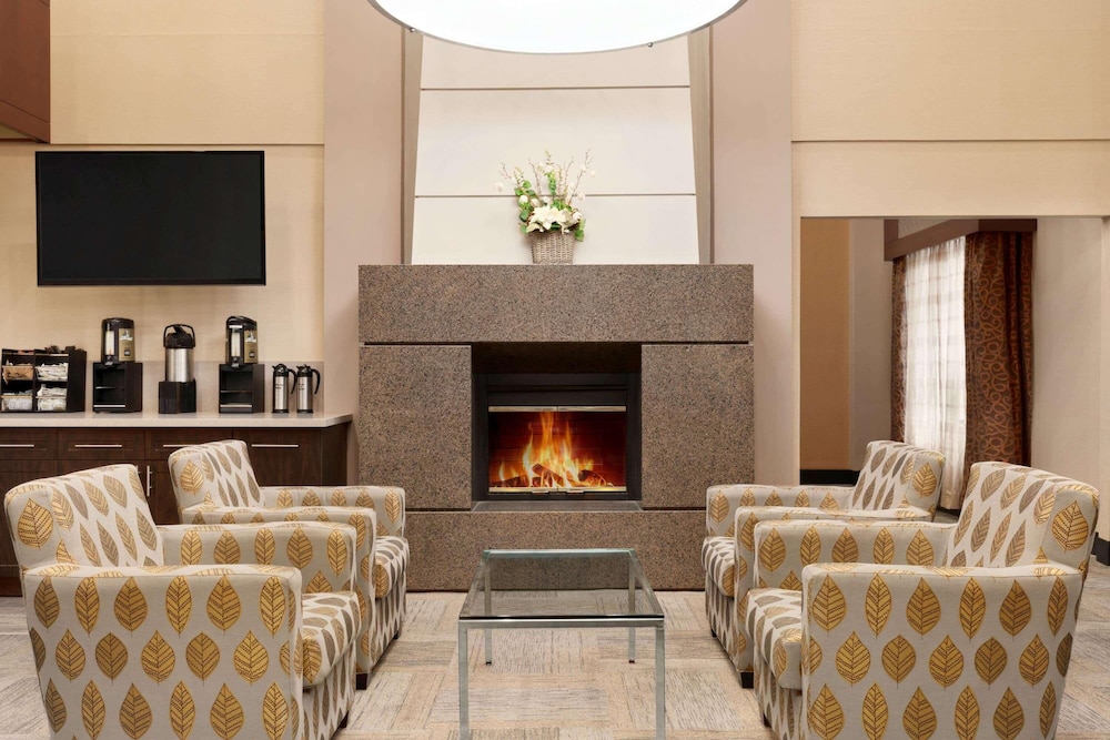 Travelodge by Wyndham Oshawa Whitby