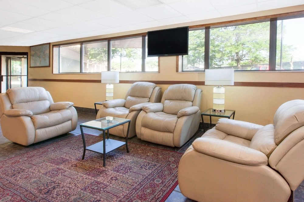 Days Inn & Suites by Wyndham Madison Heights MI