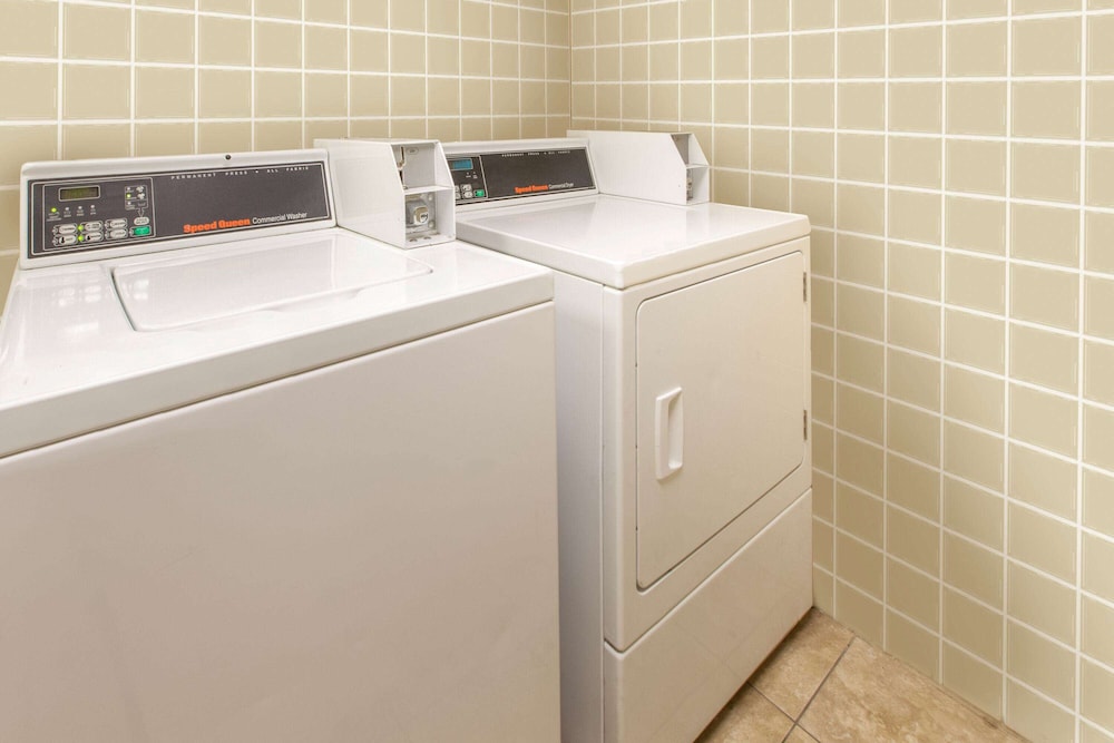 Days Inn & Suites by Wyndham Madison Heights MI