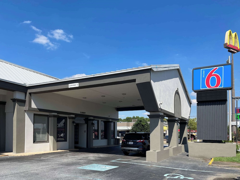 Motel 6 Opelika, AL
