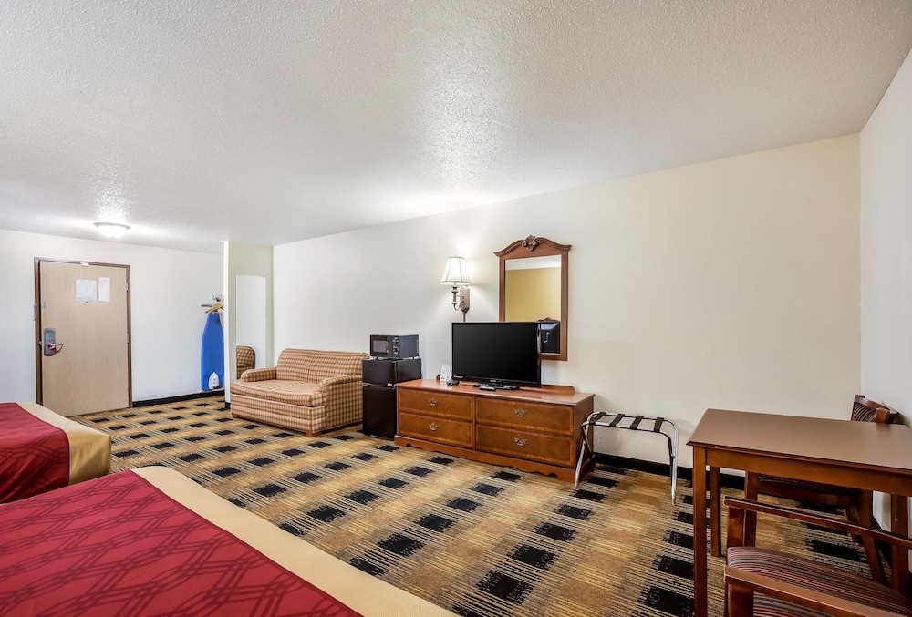 Econo Lodge Inn & Suites Fairview Heights - St. Louis