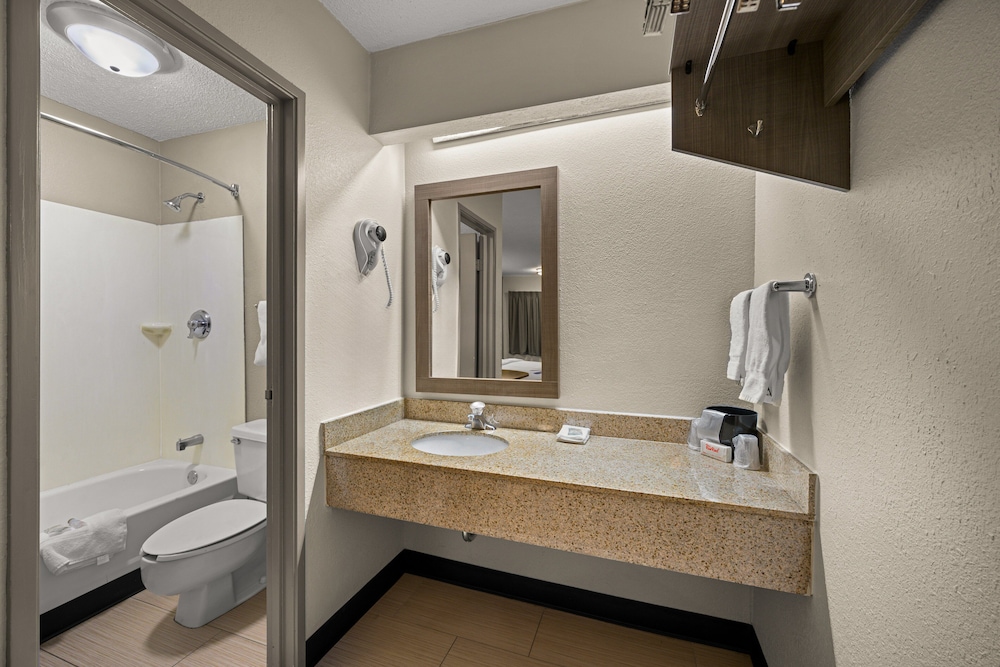 Red Roof Inn Detroit - Royal Oak/ Madison Heights