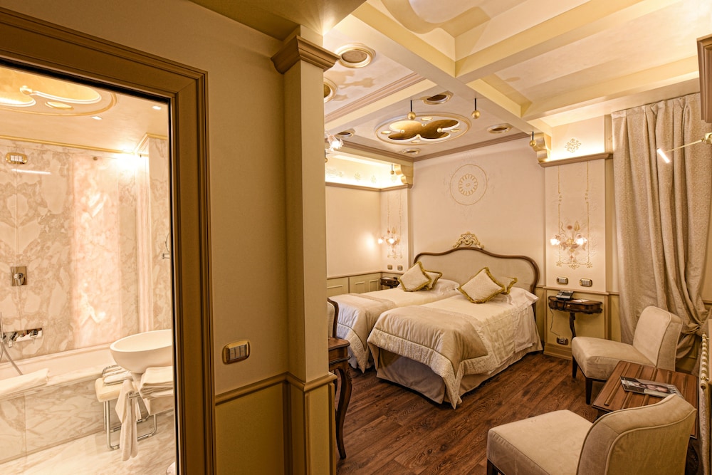 Hotel Monaco & Grand Canal