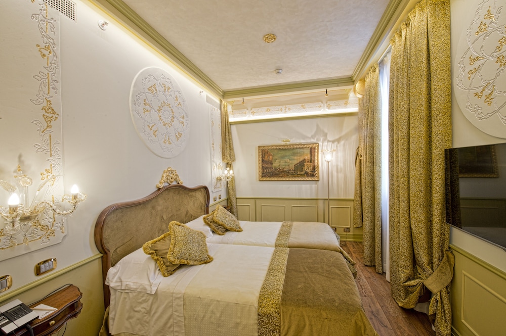 Hotel Monaco & Grand Canal