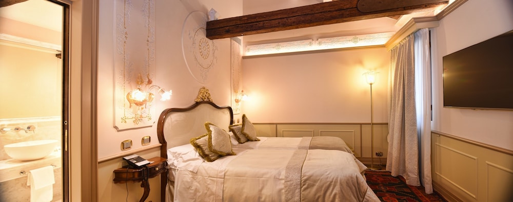 Hotel Monaco & Grand Canal