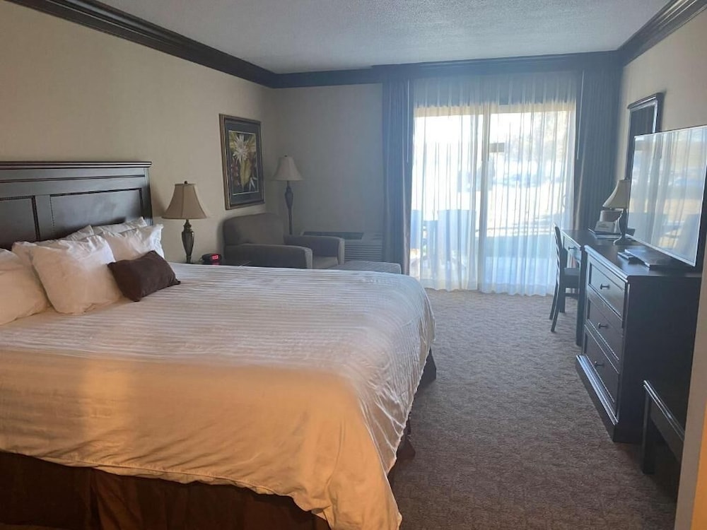Fourwinds Lakeside Inn & Marina