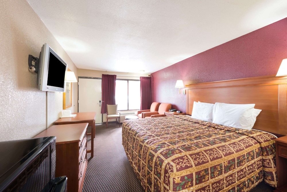 Days Inn by Wyndham San Antonio Splashtown/ATT Center