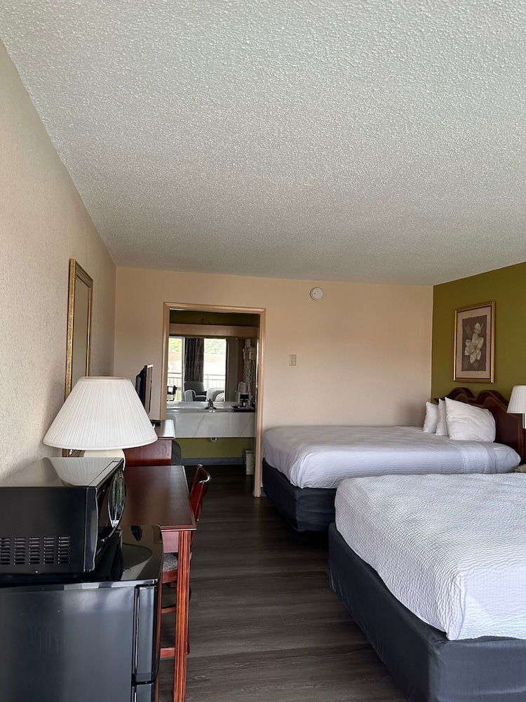 Days Inn & Conf Center by Wyndham Southern Pines Pinehurst