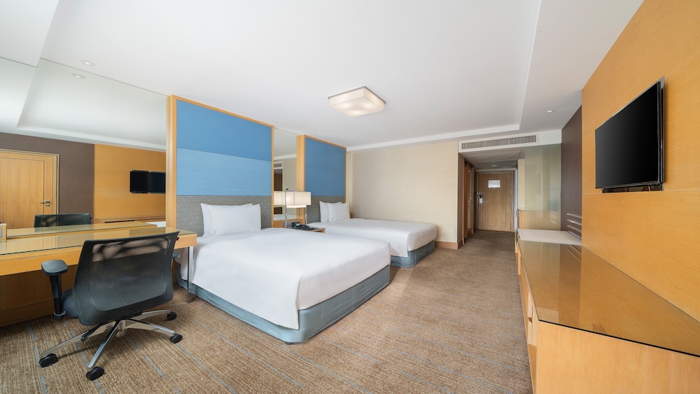Holiday Inn Bangkok Silom by IHG photo 2