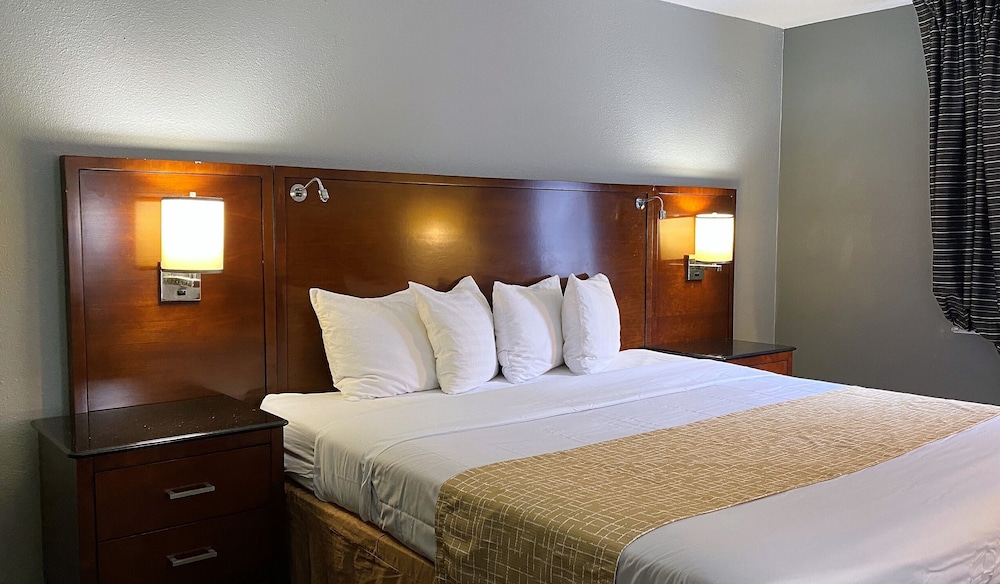 Travelodge by Wyndham Bloomington