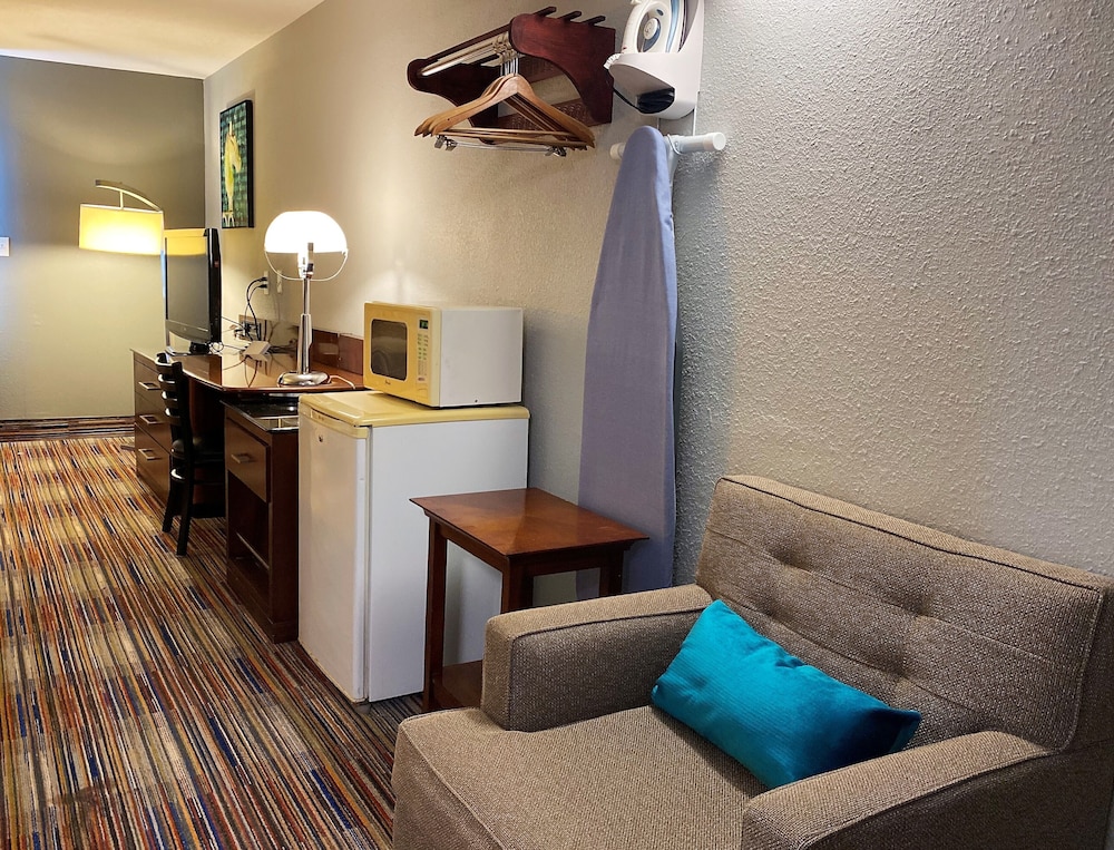 Travelodge by Wyndham Bloomington