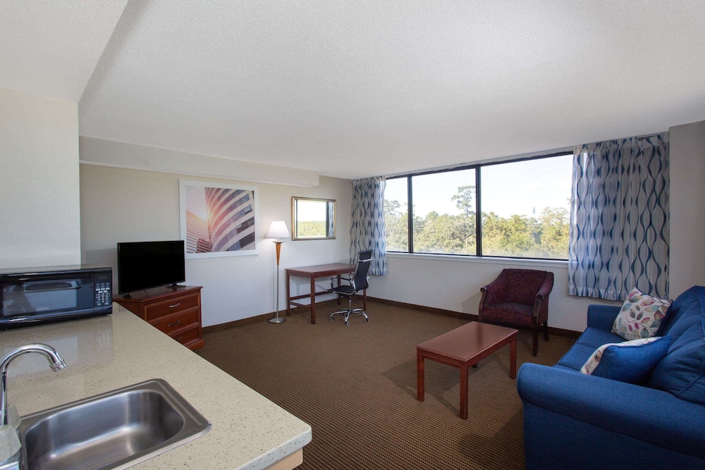 Days Inn & Suites by Wyndham Tallahassee Conf Center I-10
