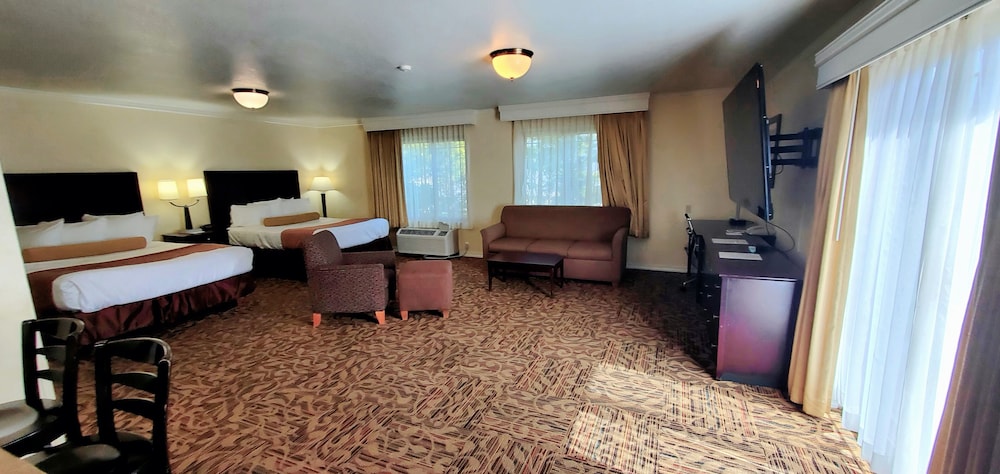 Best Western Plus Northwoods Inn