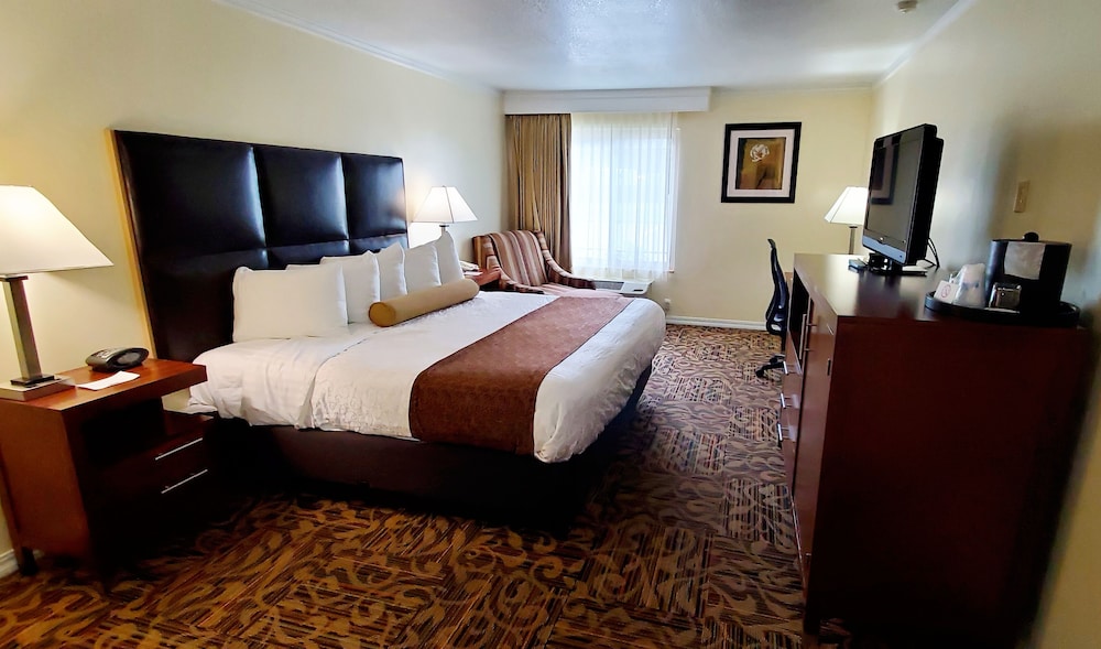 Best Western Plus Northwoods Inn