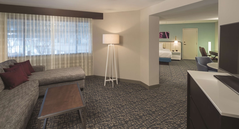 DoubleTree by Hilton Austin Northwest Arboretum photo 4