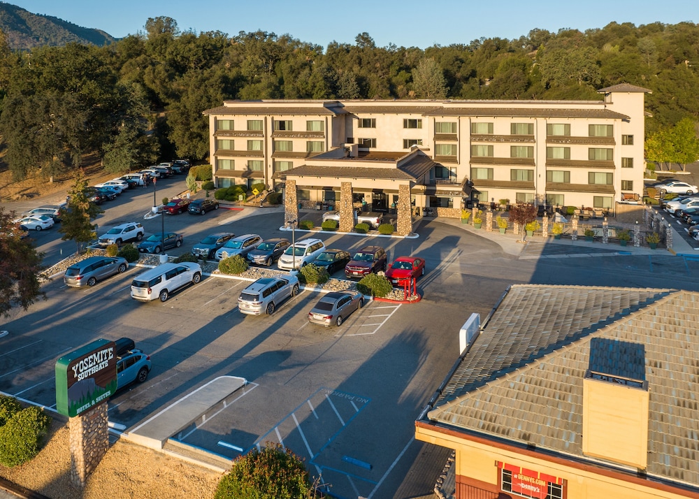 Yosemite Southgate Hotel & Suites