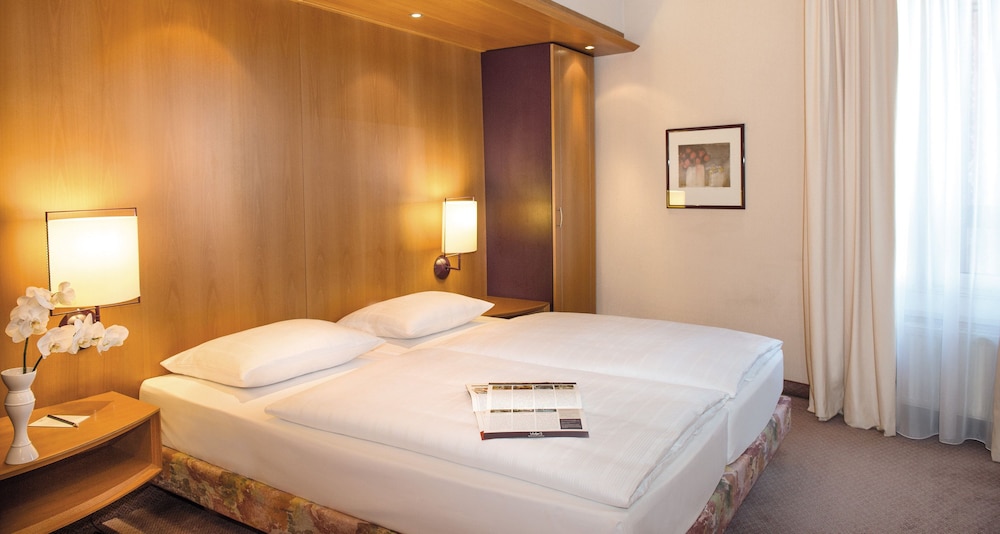 Victor's Residenz Hotel Frankenthal photo 2