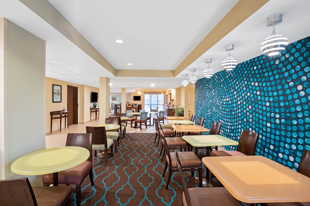 La Quinta Inn & Suites by Wyndham Knoxville Airport