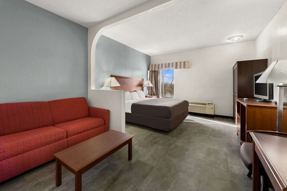 Suburban Studios Kansas City Airport North