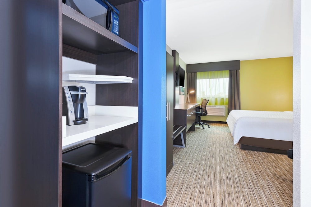 Holiday Inn Express Winnipeg Airport - Polo Park by IHG