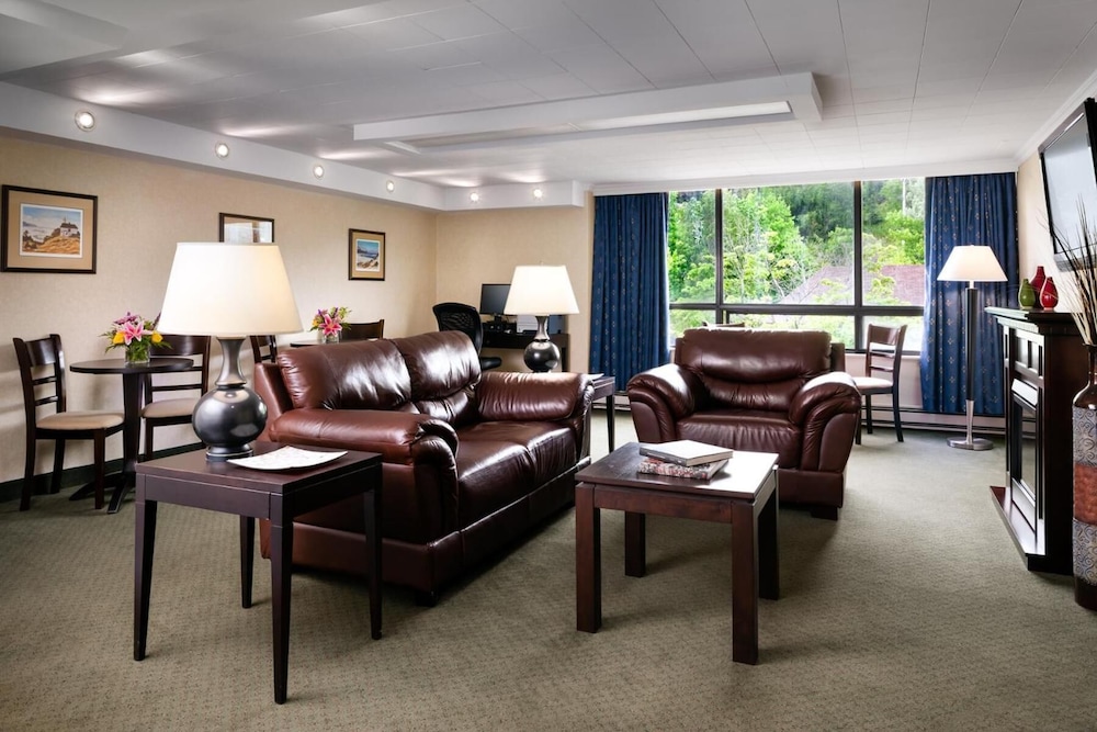 Greenwood Inn & Suites photo 3