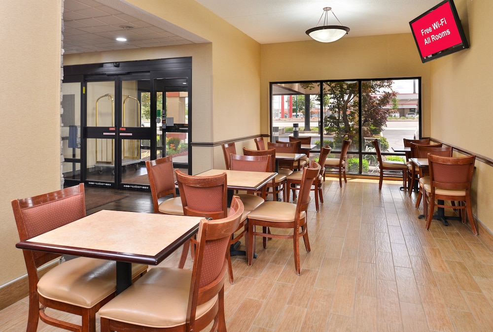 Red Roof Inn & Suites Columbus - West Broad