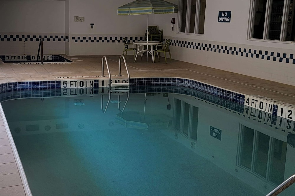 Travelodge by Wyndham Fargo West Acres