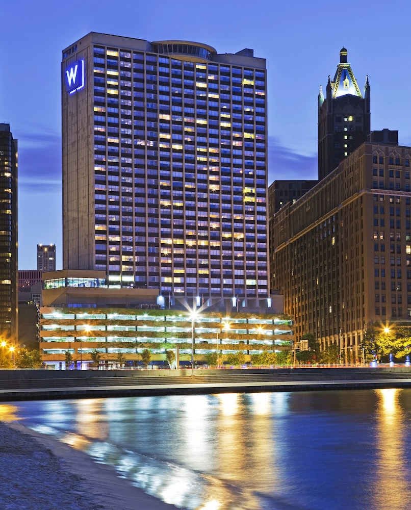 W Chicago Lakeshore